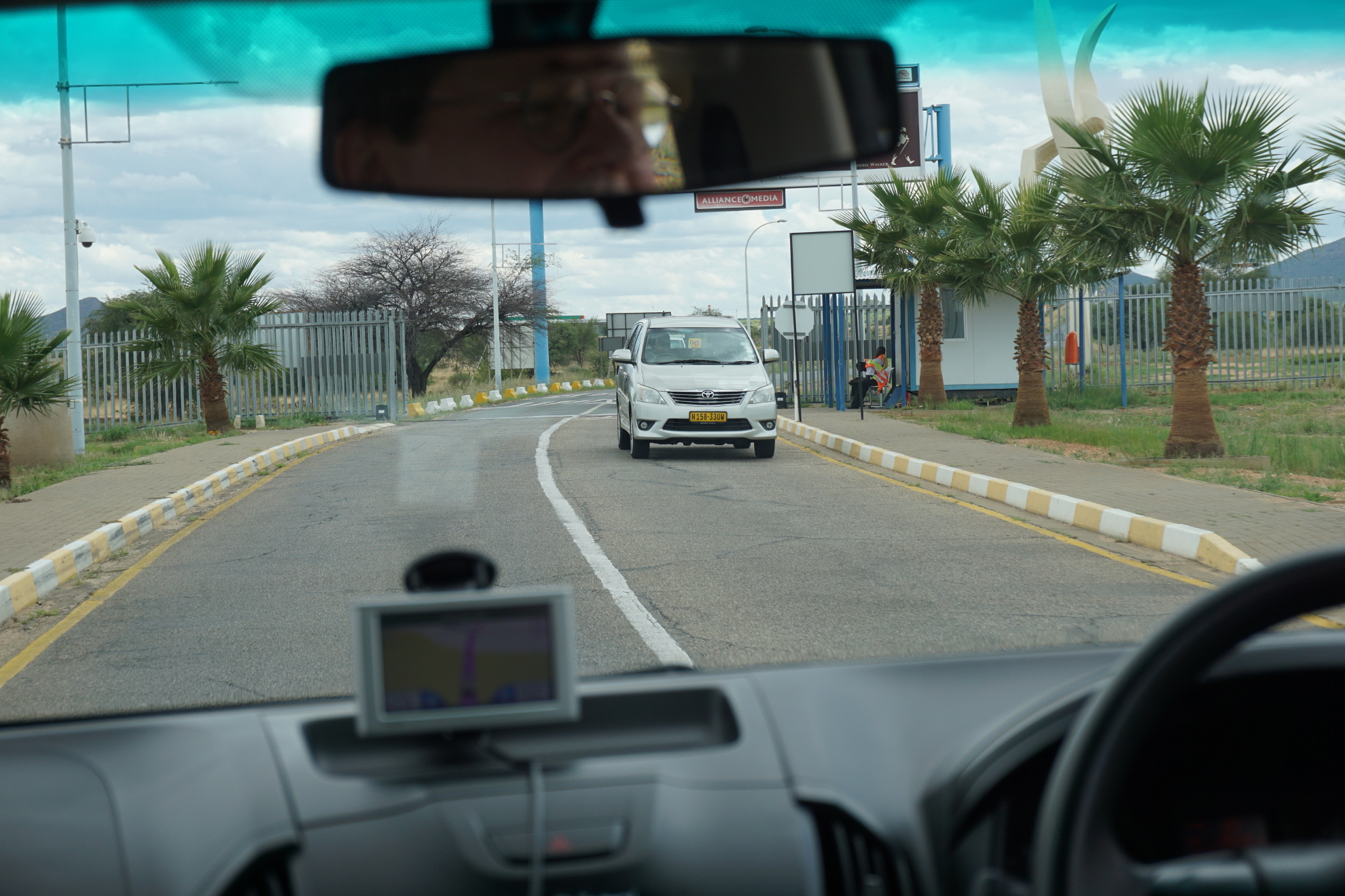 Auto auf der linken Straßenseite
