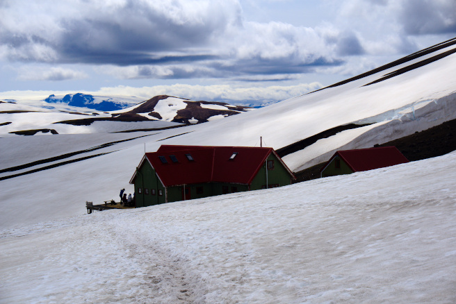 Hrafntinnusker hut in the middle of snow